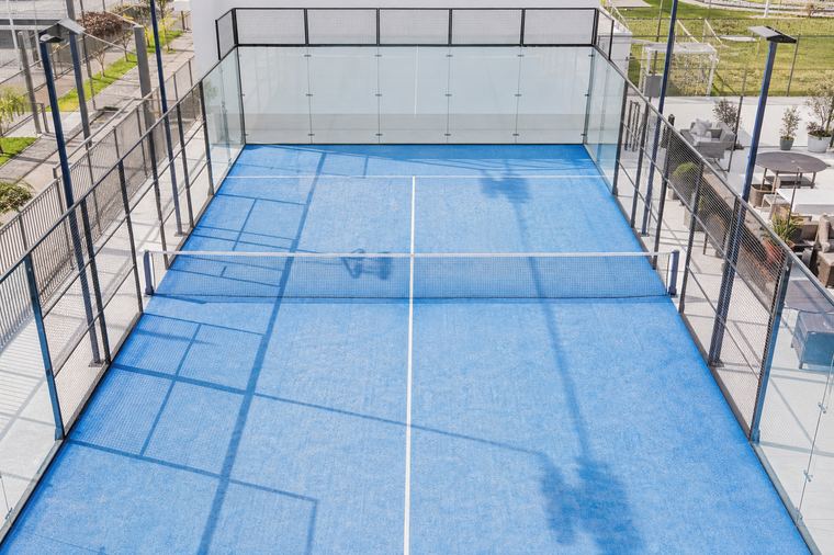 Campo sportivo all'aperto con le linee bianche di gioco dipinte sul manto